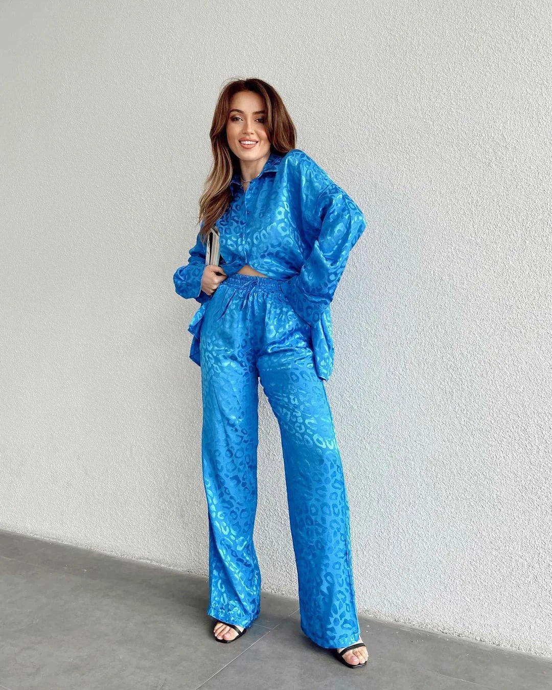 Elegante blusa abotonada y pantalón de pata ancha