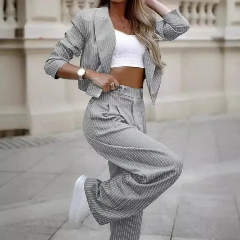 Elegante blazer de mujer con pantalón a juego