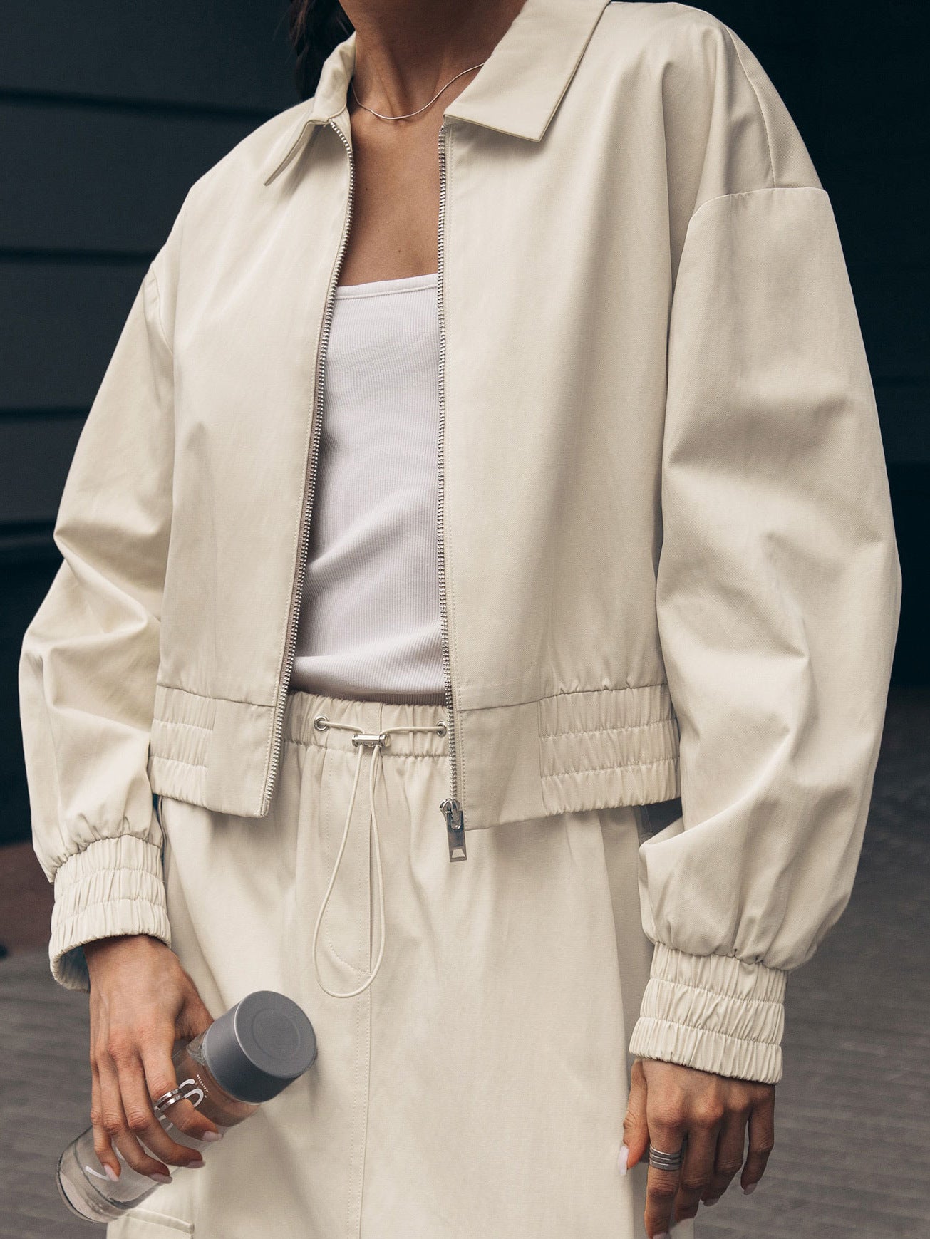 Chaqueta corta beige de mujer