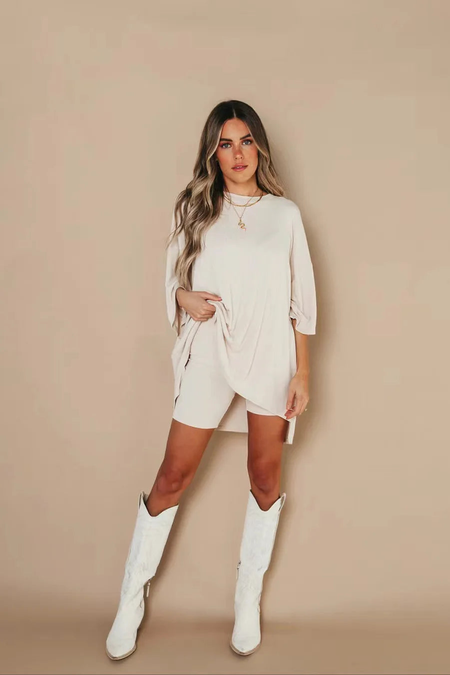 Conjunto de salón para mujer con camiseta oversize y pantalón corto biker