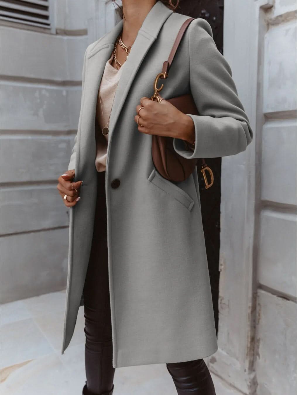 Opulento, sofisticado y acogedor abrigo de invierno para mujer