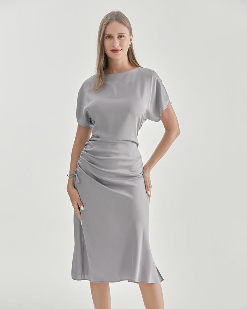 Elegante vestido con mangas cortas y falda plisada para un estilo sofisticado