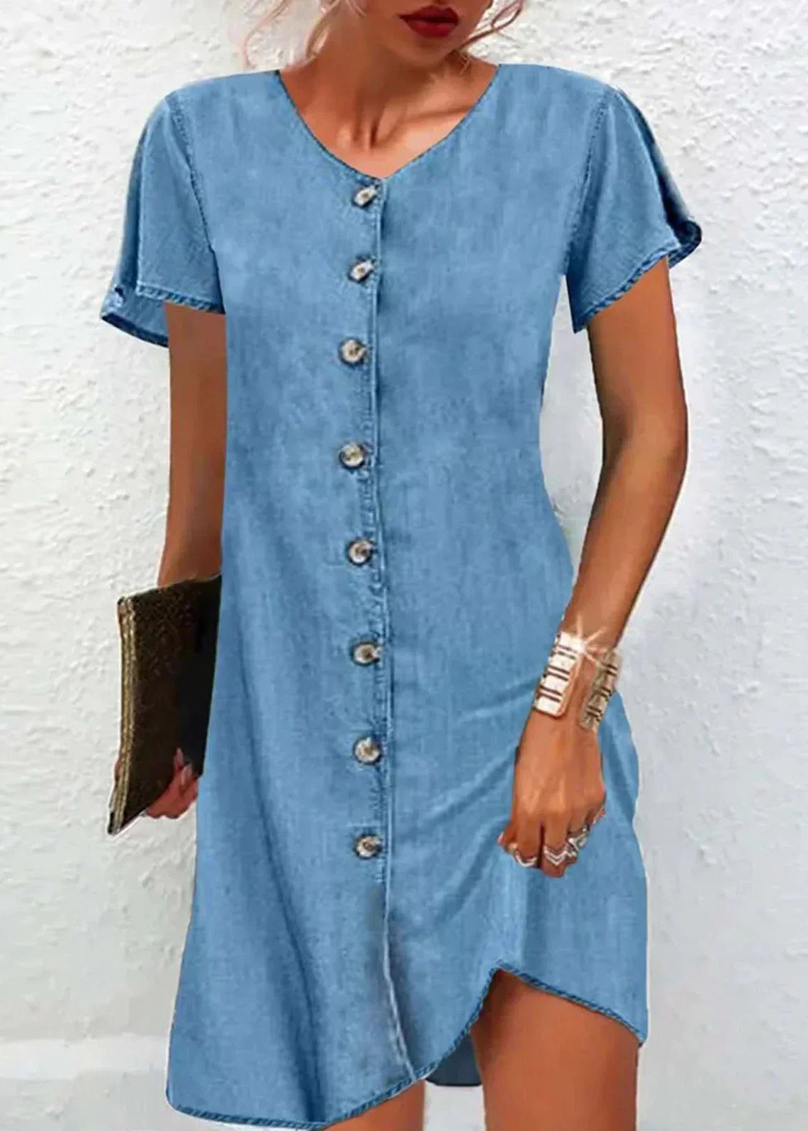 Vestido vaquero azul sencillo con mangas cortas y escote en V