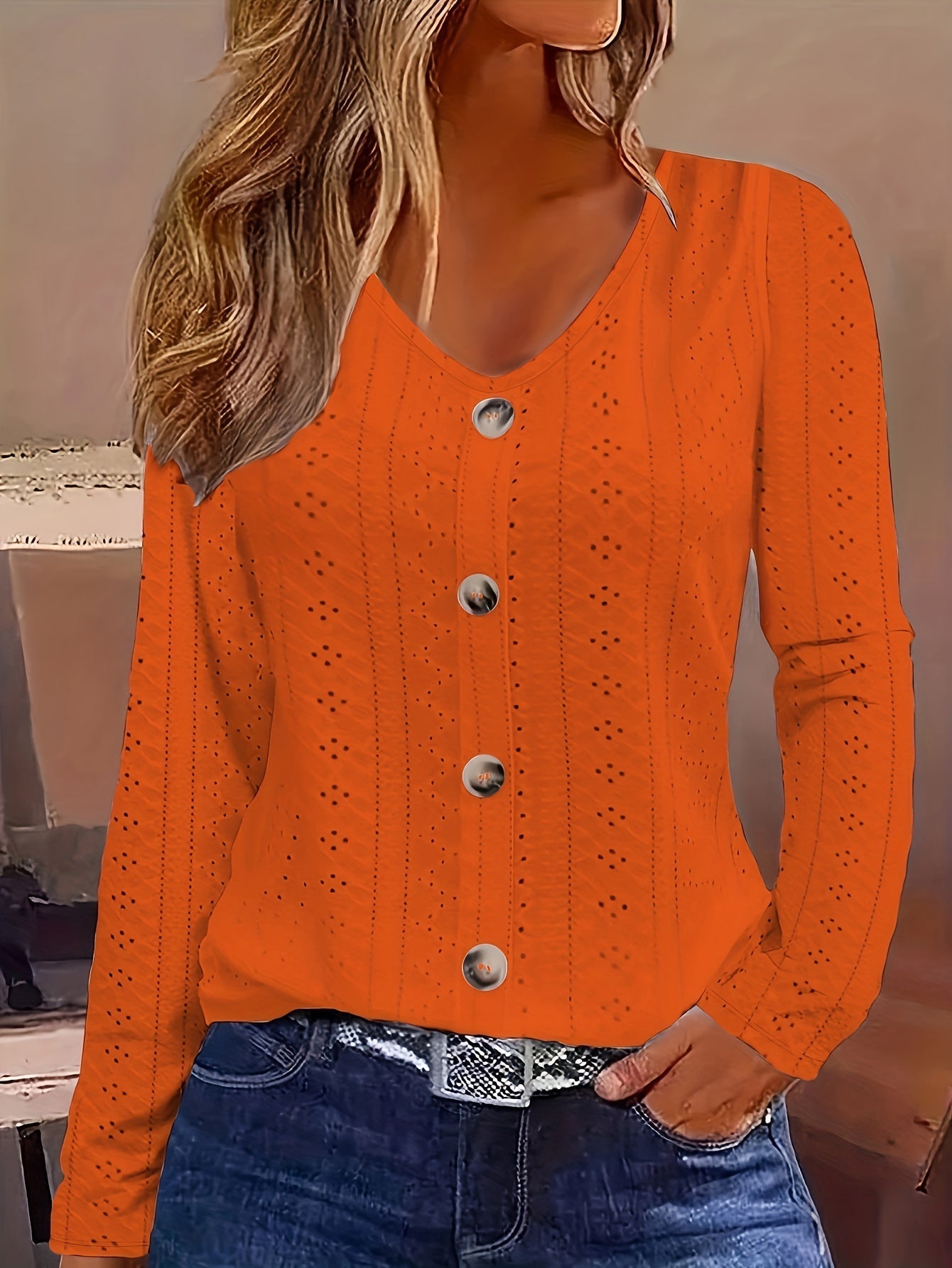 Blusa cuello pico - Detalle ojal y tejido semitransparente