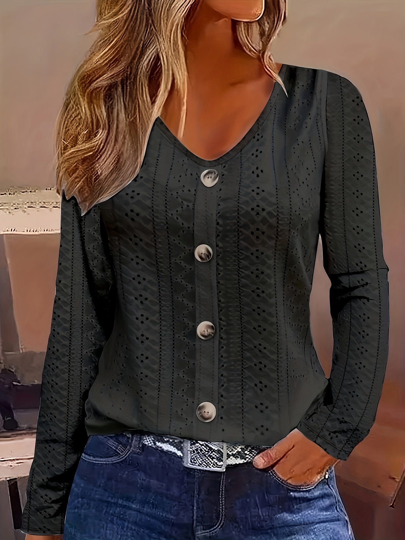 Blusa cuello pico - Detalle ojal y tejido semitransparente
