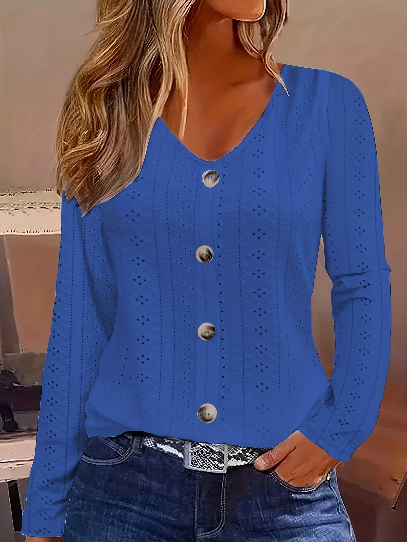 Blusa cuello pico - Detalle ojal y tejido semitransparente