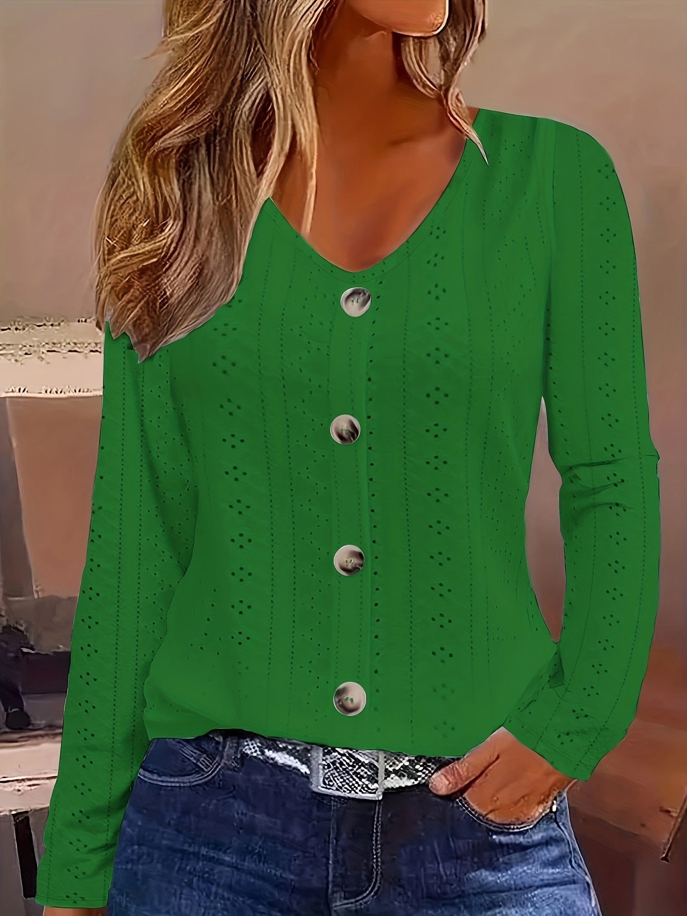Blusa cuello pico - Detalle ojal y tejido semitransparente