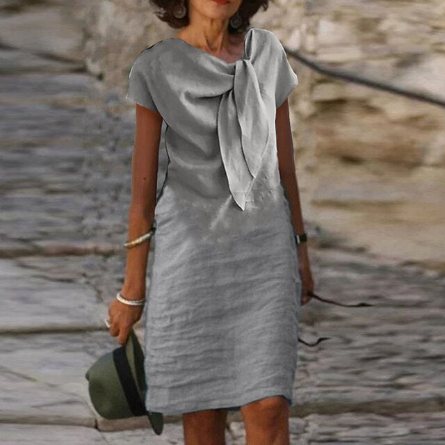 Elegante minivestido entallado con mangas cortas para mujer