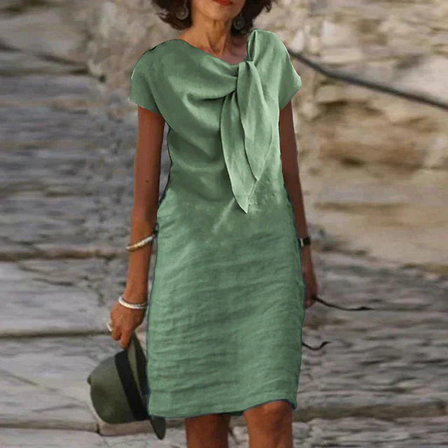 Elegante minivestido entallado con mangas cortas para mujer