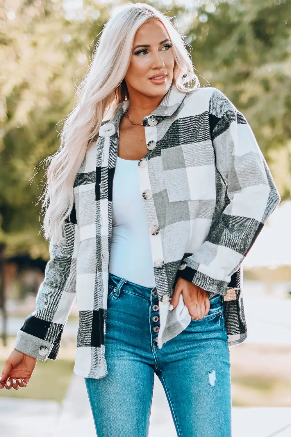 Chaqueta de cuadros caqui con bloques de color para un estilo invernal sin esfuerzo