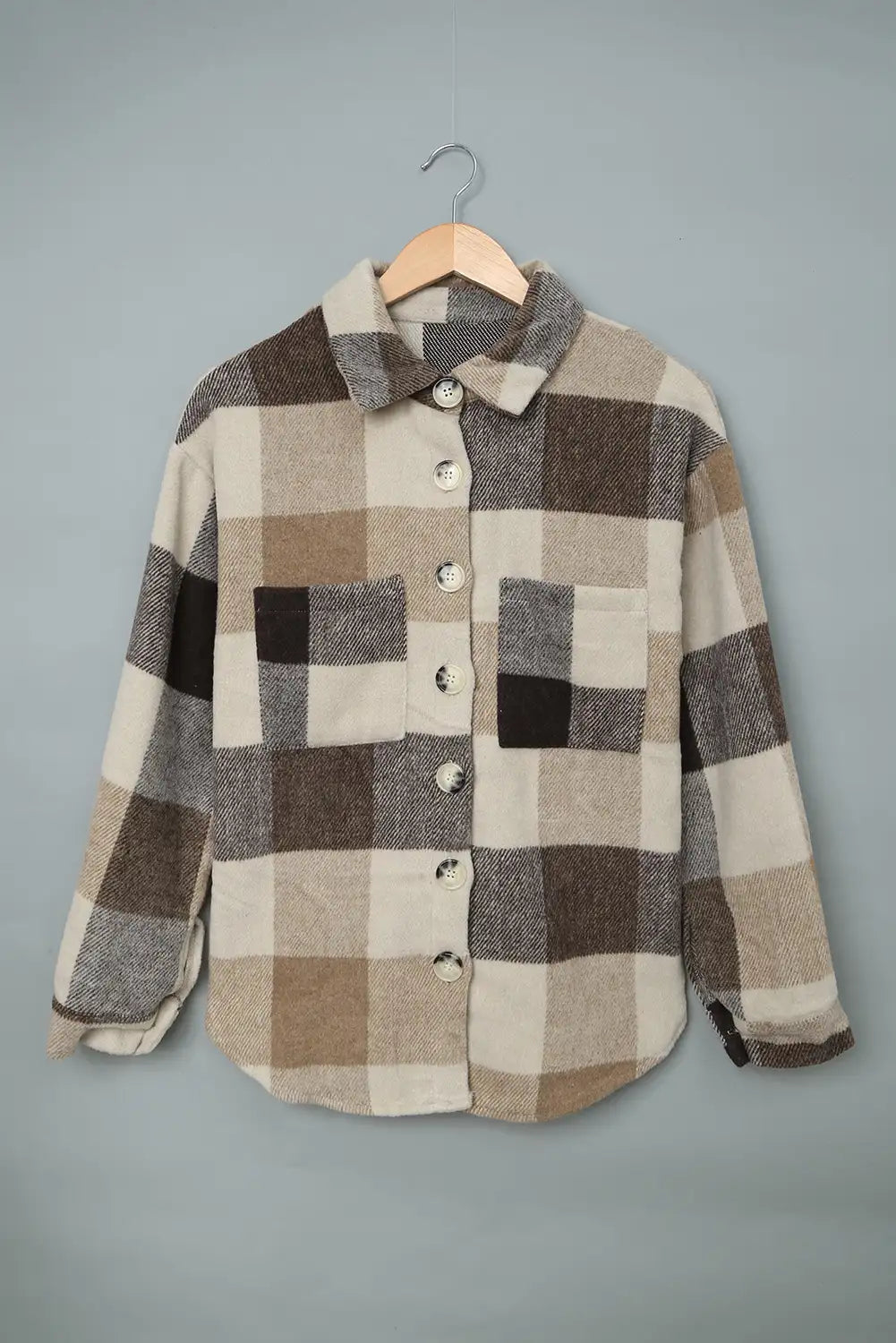 Chaqueta de cuadros caqui con bloques de color para un estilo invernal sin esfuerzo