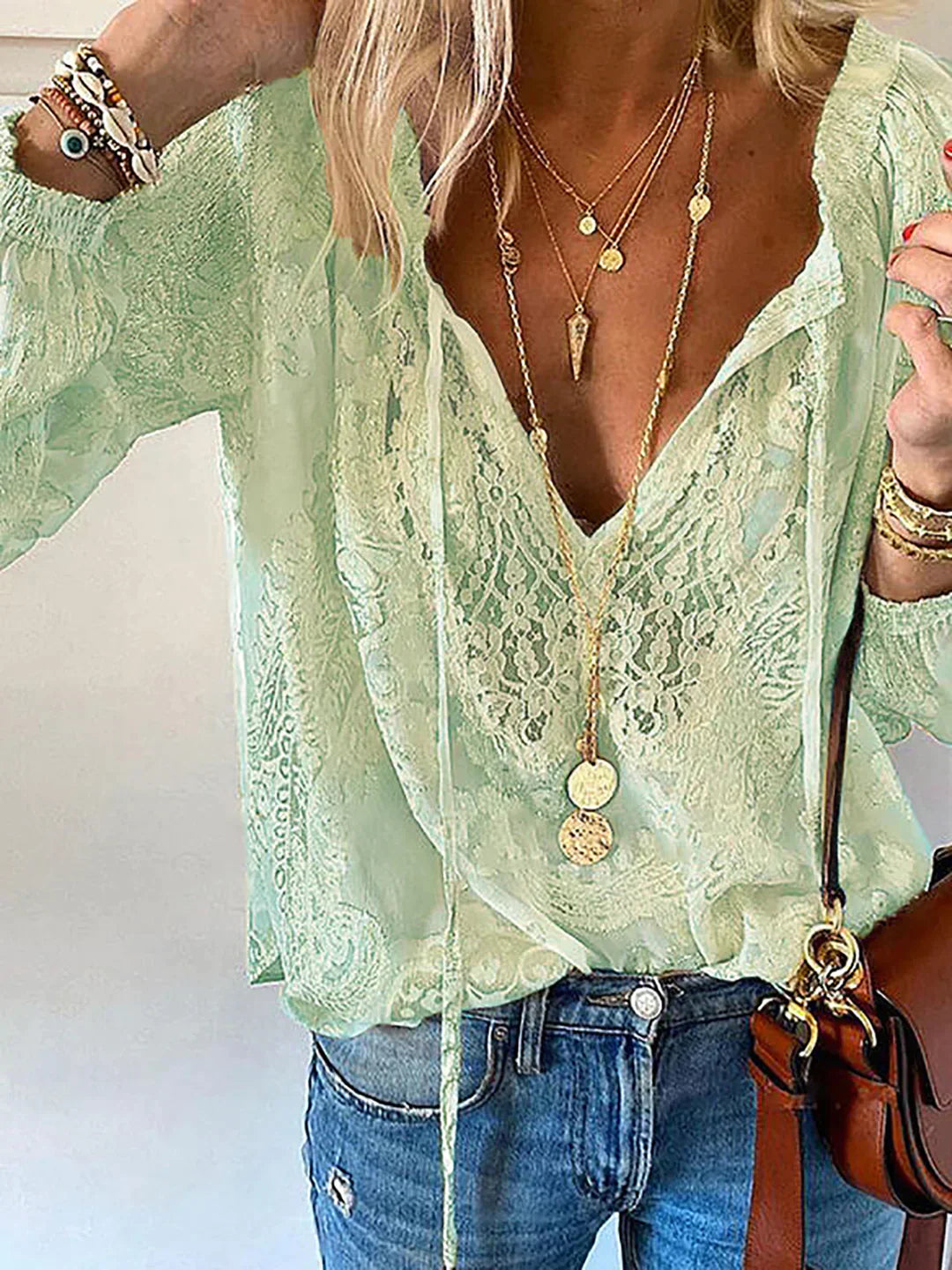 Raya - blusa de gasa y encaje con cuello de pico