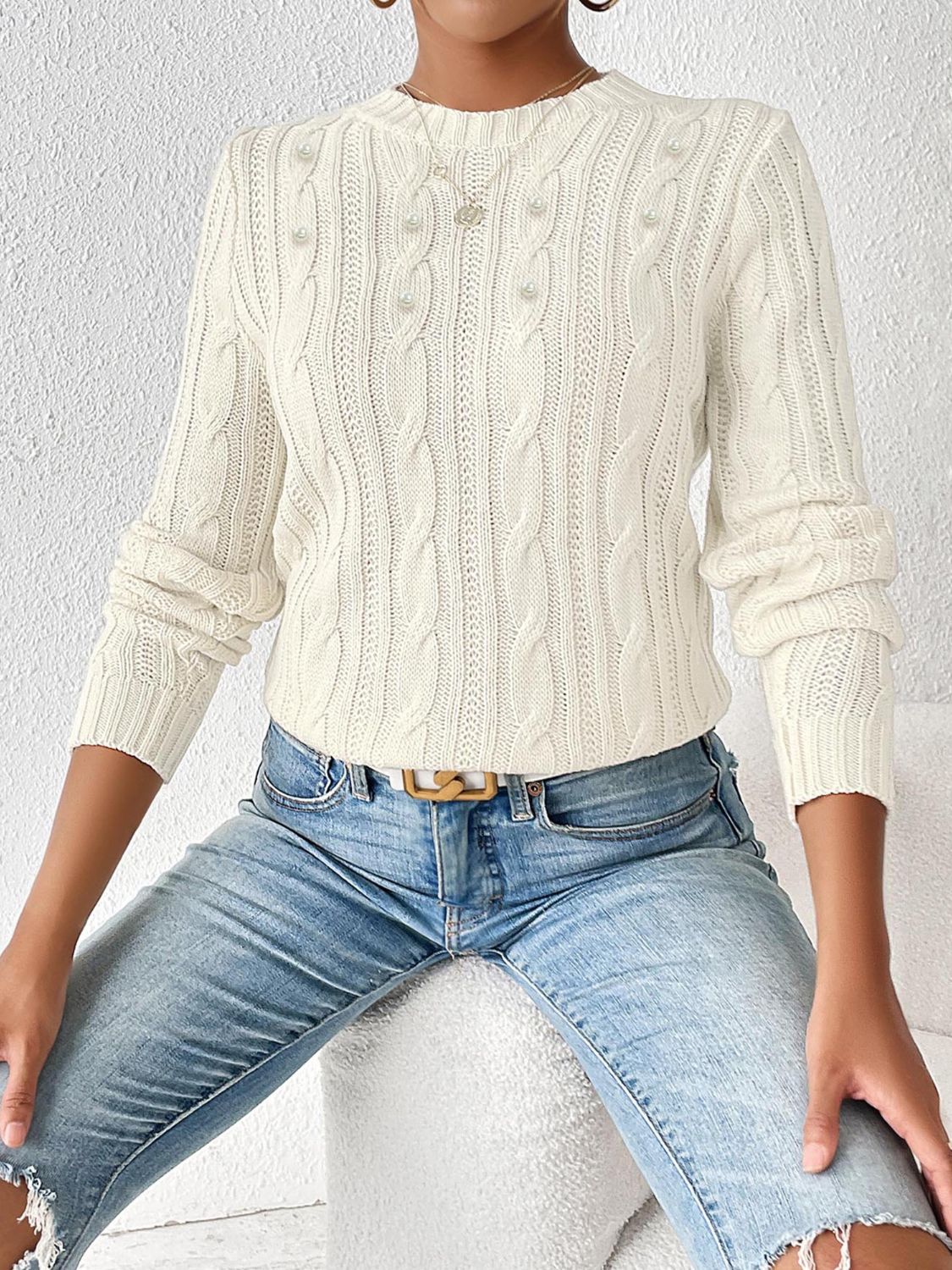 Elegante jersey con estampado tejido y delicados detalles de perlas