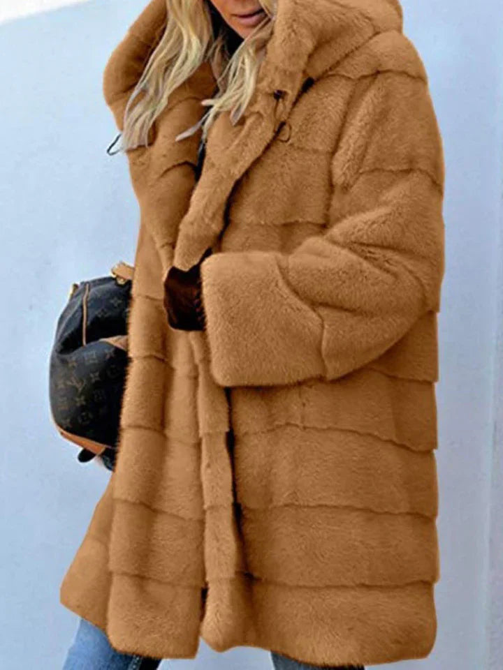 Chaqueta con capucha de piel sintética. Parka con parte delantera abierta