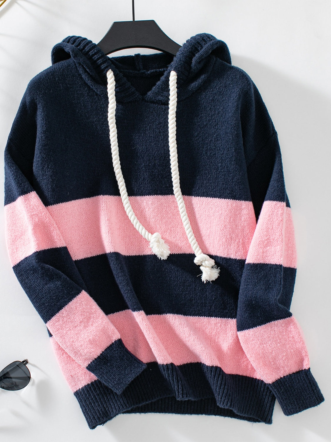 Maya | Sudadera de mujer con capucha y cordón ajustable, rayas en contraste y hombros caídos