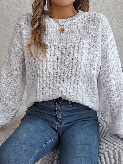 Elegante jersey con estampado tejido y delicados detalles de perlas