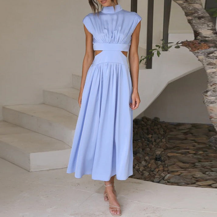 Elegante vestido de verano con cuello alto y corte fluido