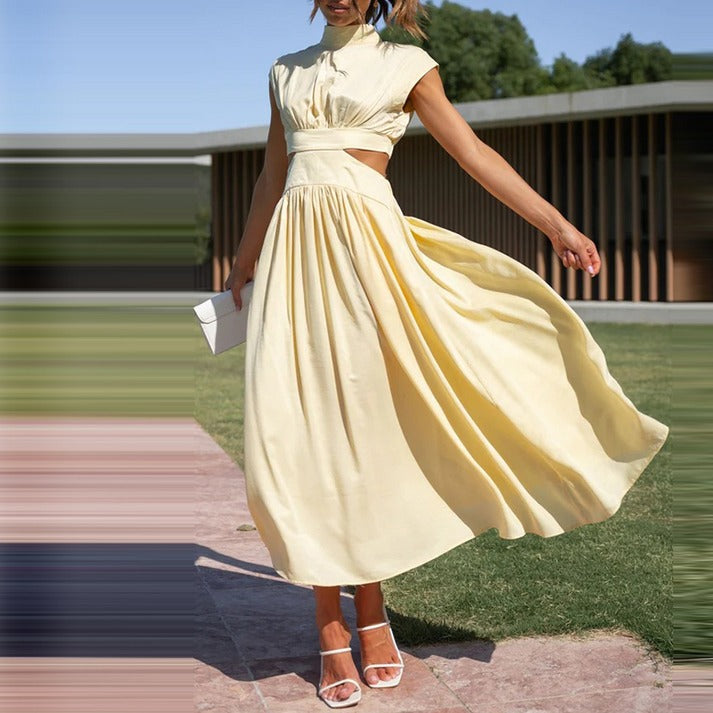 Elegante vestido de verano con cuello alto y corte fluido