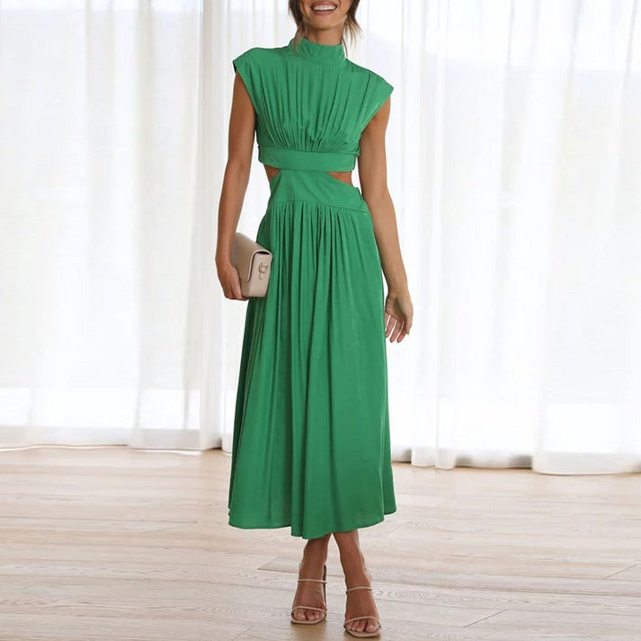 Elegante vestido de verano con cuello alto y corte fluido