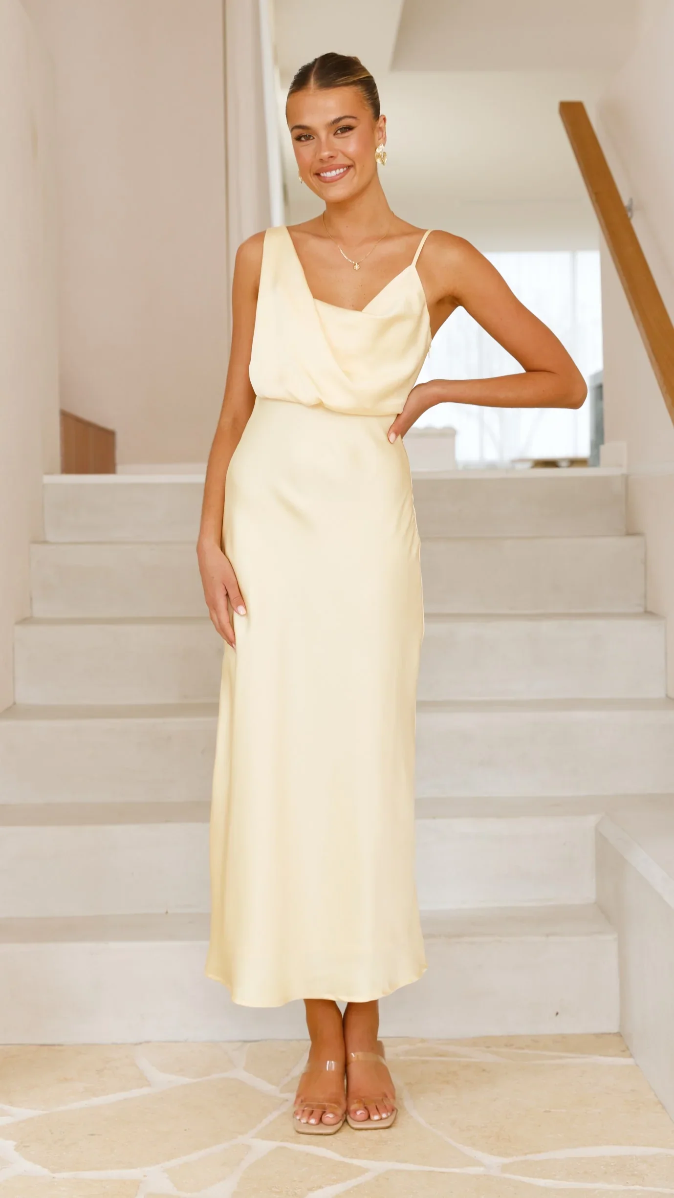 Vestido largo elegante de mujer con tirantes finos