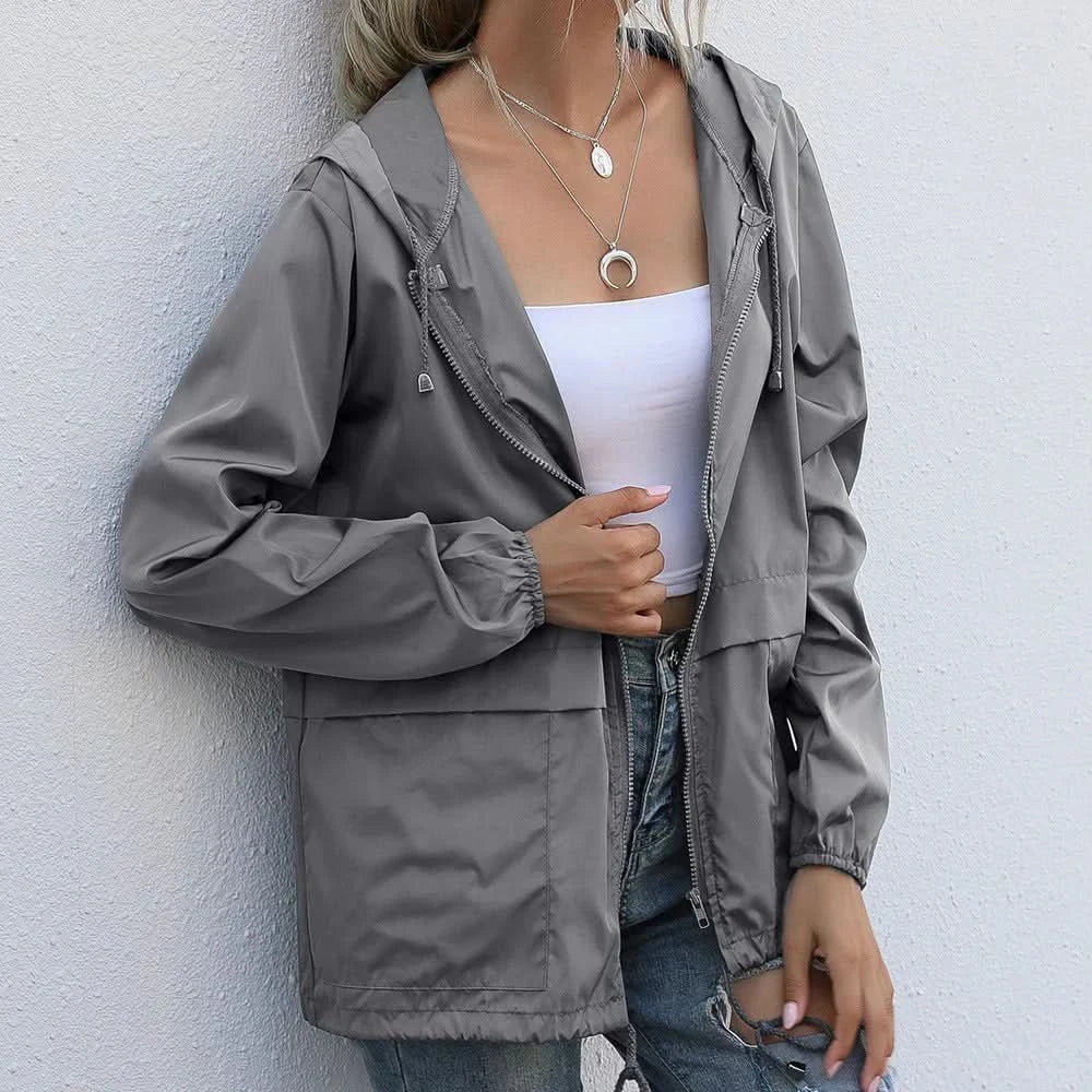 Urban chic: chaqueta ligera de tejido transpirable para mujer