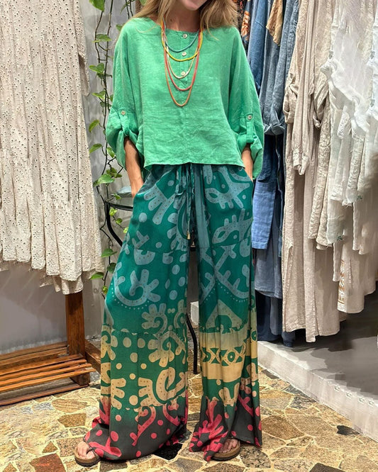 Conjunto de dos piezas compuesto por un top casual y un pantalón con estampado