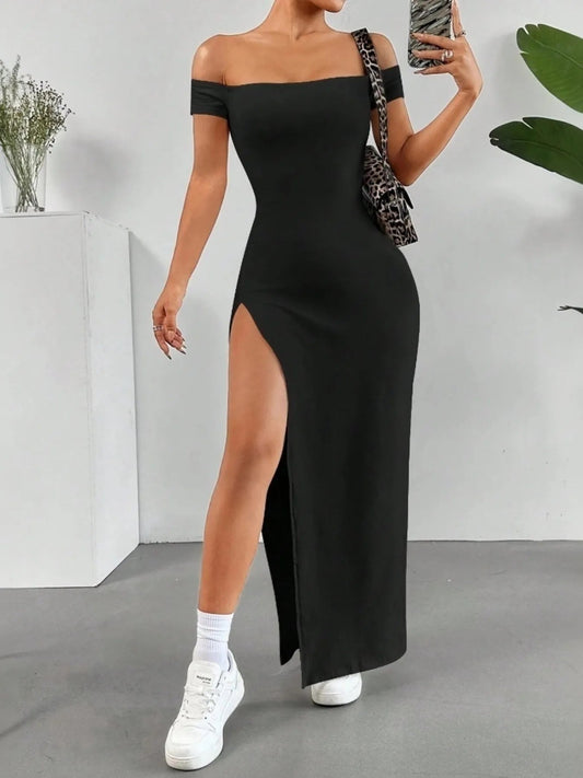 Vestido largo entallado con abertura alta y hombros descubiertos