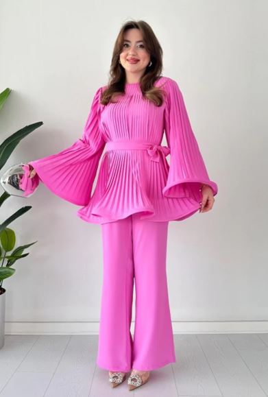 Top y pantalón con pliegues y forma acampanada