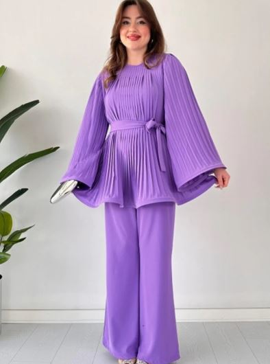 Top y pantalón con pliegues y forma acampanada