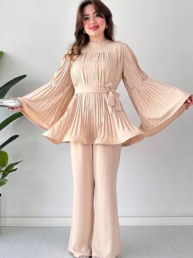 Top y pantalón con pliegues y forma acampanada