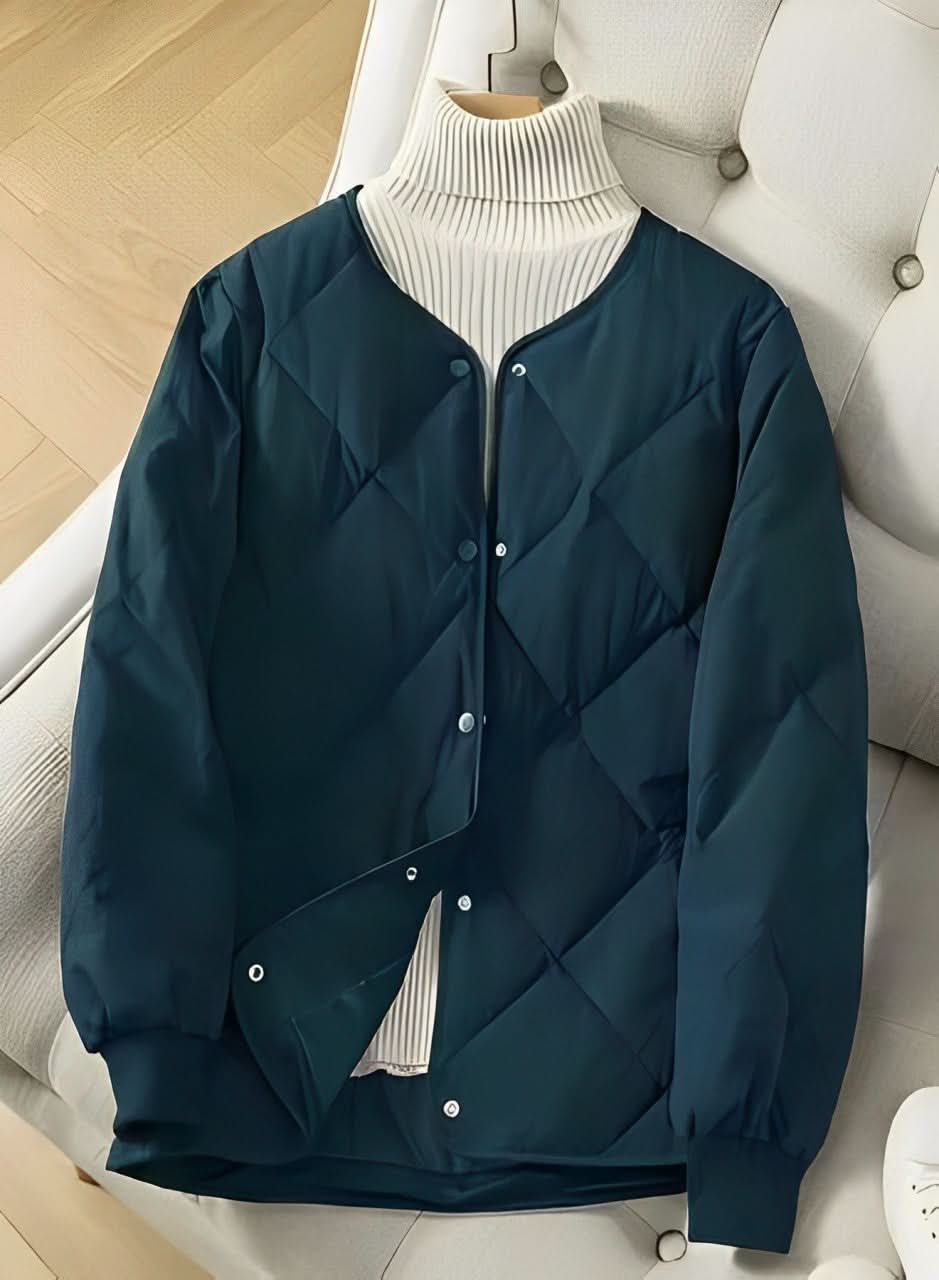 Chaqueta puffer negra con un moderno estampado acolchado para mujer