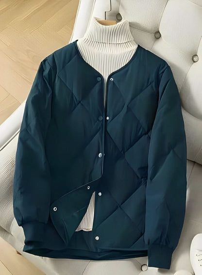 Chaqueta puffer negra con un moderno estampado acolchado para mujer
