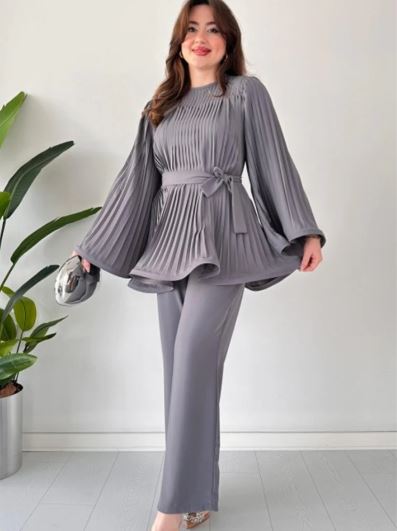 Top y pantalón con pliegues y forma acampanada