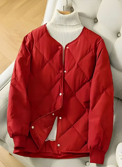 Chaqueta puffer negra con un moderno estampado acolchado para mujer