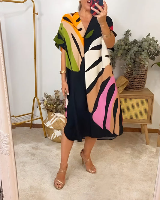 Vestido casual con llamativo motivo de hojas, ideal para llevar a diario.