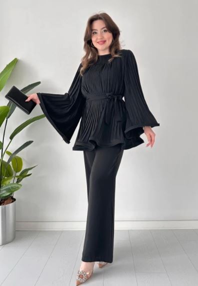 Top y pantalón con pliegues y forma acampanada