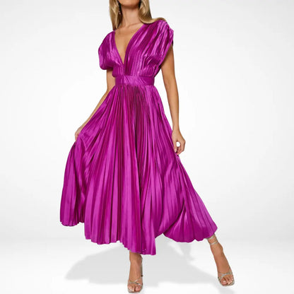 Vestido largo plisado con escote profundo y estilismo elegante
