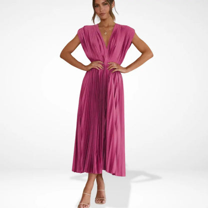 Vestido largo plisado con escote profundo y estilismo elegante