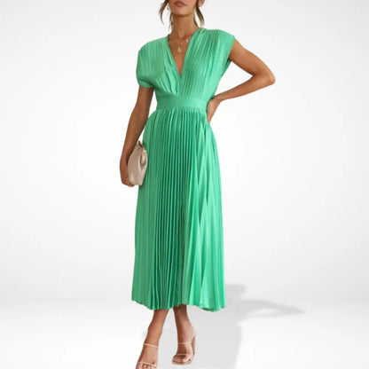 Vestido largo plisado con escote profundo y estilismo elegante