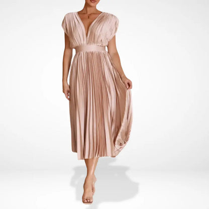 Vestido largo plisado con escote profundo y estilismo elegante