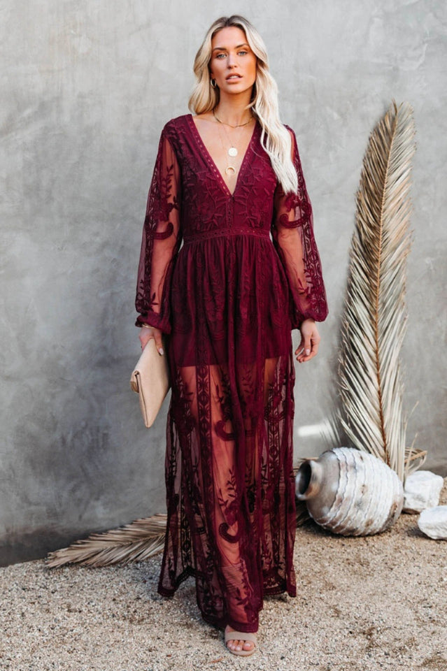 Vestido largo de estilo bohemio con elegantes detalles calados