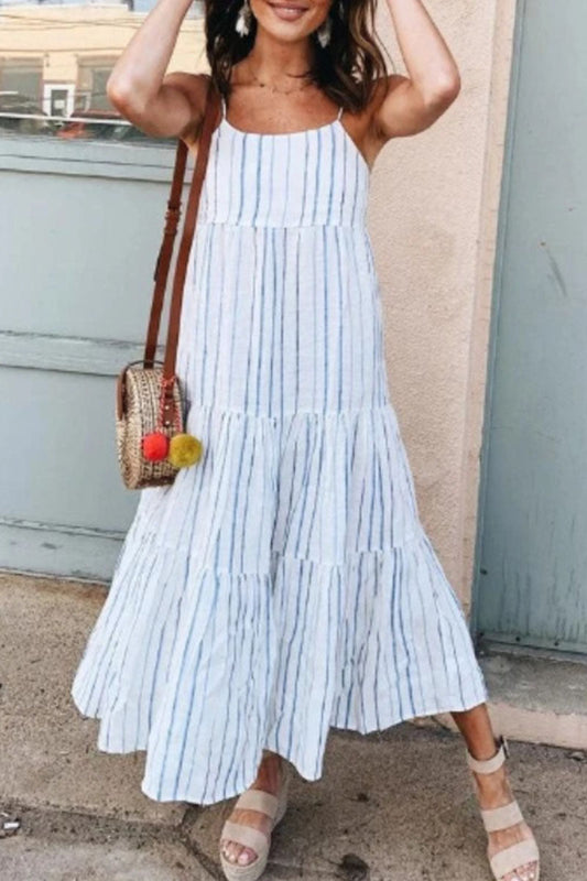 Bonitos vestidos de rayas con tirantes y parches de moda