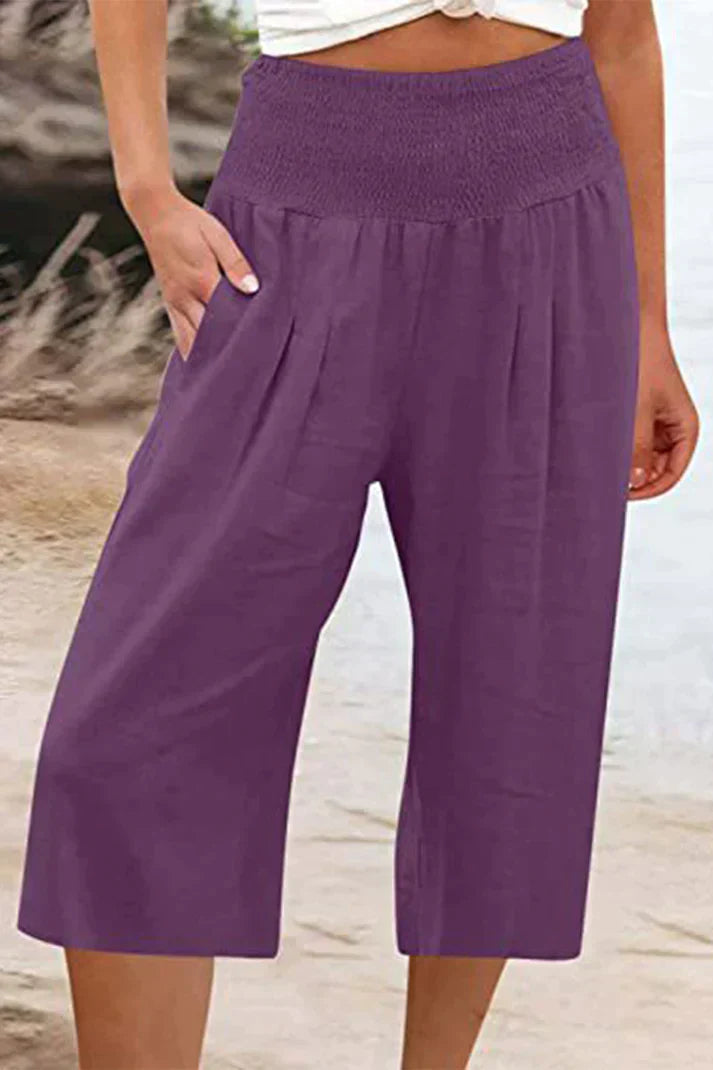 pantalón liso monocolor con cintura alta y perneras anchas, largo medio