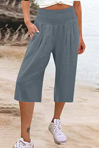 pantalón liso monocolor con cintura alta y perneras anchas, largo medio