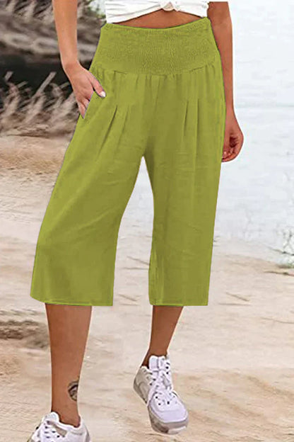 pantalón liso monocolor con cintura alta y perneras anchas, largo medio