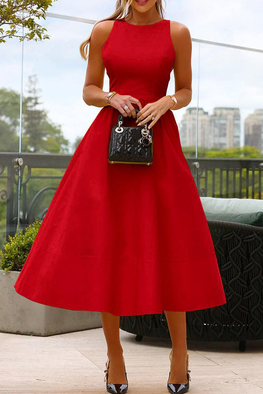 Elegante vestido de cóctel con escote redondo y diseño sofisticado