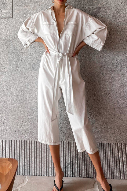 Mono casual monocromo con encaje y cuello fruncido que cae suelto hacia abajo