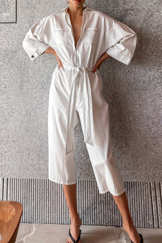 Mono casual monocromo con encaje y cuello fruncido que cae suelto hacia abajo