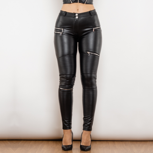 Pantalones negros de cuero ajustados para mujer