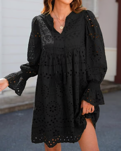Vestido corto de encaje con encanto intemporal